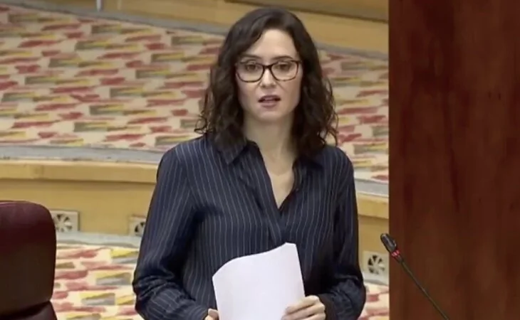 Isabel Díaz Ayuso luce gafas por primera vez en una bronca intervención