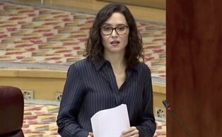 Isabel Díaz Ayuso luce gafas por primera vez en una bronca intervención