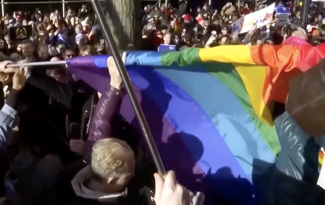 La bandera LGTBIQ+ regresa a Stonewall en pleno desafío a Donald Trump