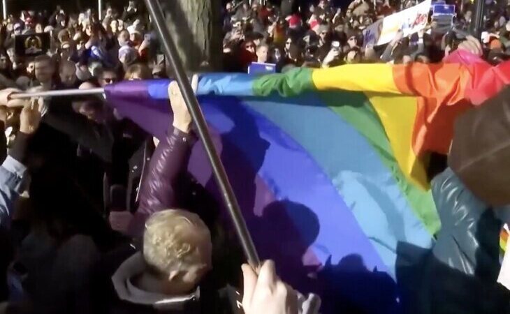 La bandera LGTBIQ+ regresa a Stonewall en pleno desafío a Donald Trump