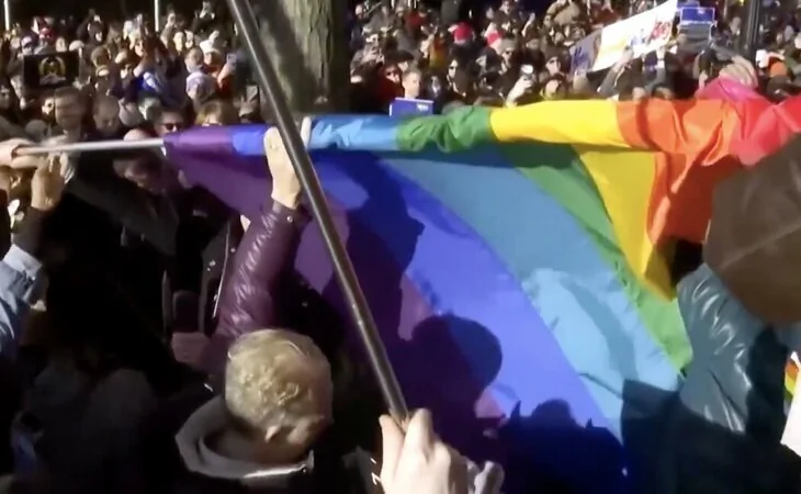 La bandera LGTBIQ+ regresa a Stonewall en pleno desafío a Donald Trump