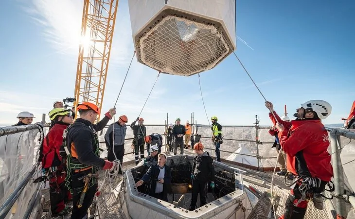 La Sagrada Familia coloca la última pieza de su torre más alta con 172,5 metros