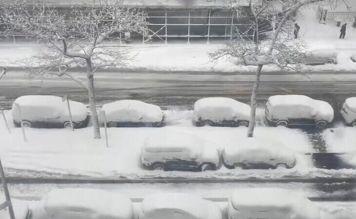 Nueva York declara el estado de emergencia por la peor tormenta de nieve en una década