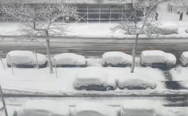 Nueva York declara el estado de emergencia por la peor tormenta de nieve en una década