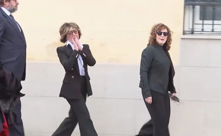 Sonsoles Ónega se muestra emocionada en la capilla ardiente de su padre Fernando Ónega