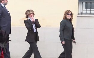 Sonsoles Ónega se muestra emocionada en la capilla ardiente de su padre Fernando Ónega