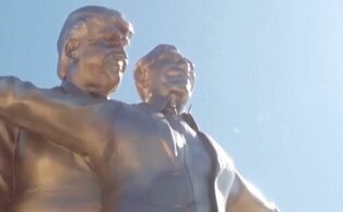 Colocan una estatua de Trump y Epstein al estilo 'Titanic' en Washington