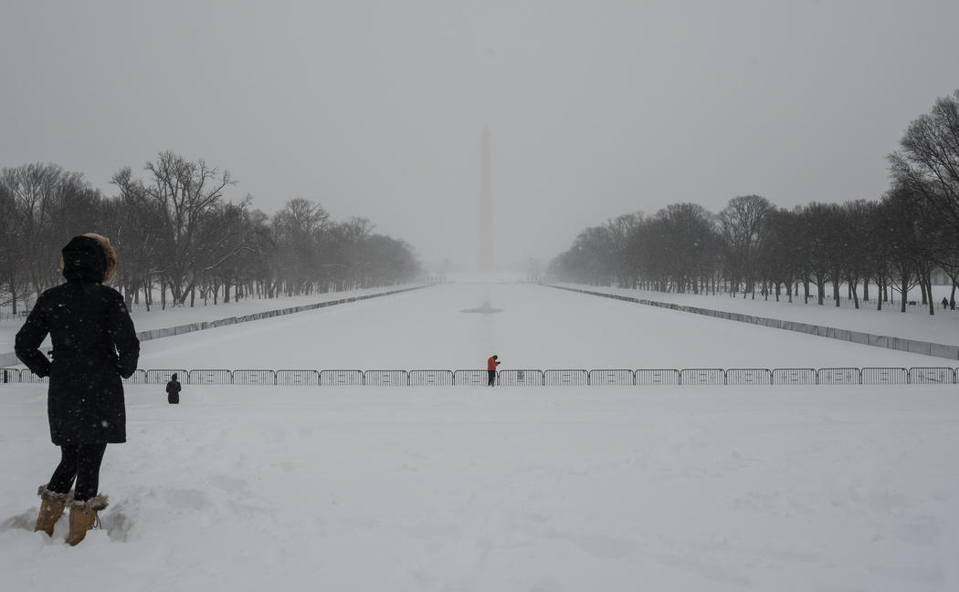 Lincoln Memorial Reflecting Pool congelada y bajo la nieve