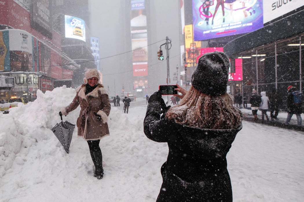 Turistas y nieve en Times Square