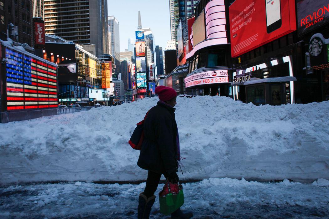 Nieve amontonada en Times Square