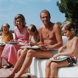 Juan Carlos, Sofía y los niños en un día de piscina