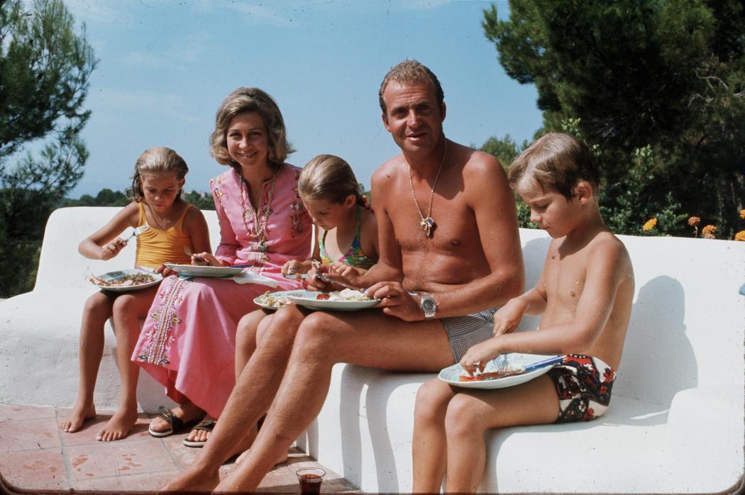 Juan Carlos, Sofía y los niños en un día de piscina