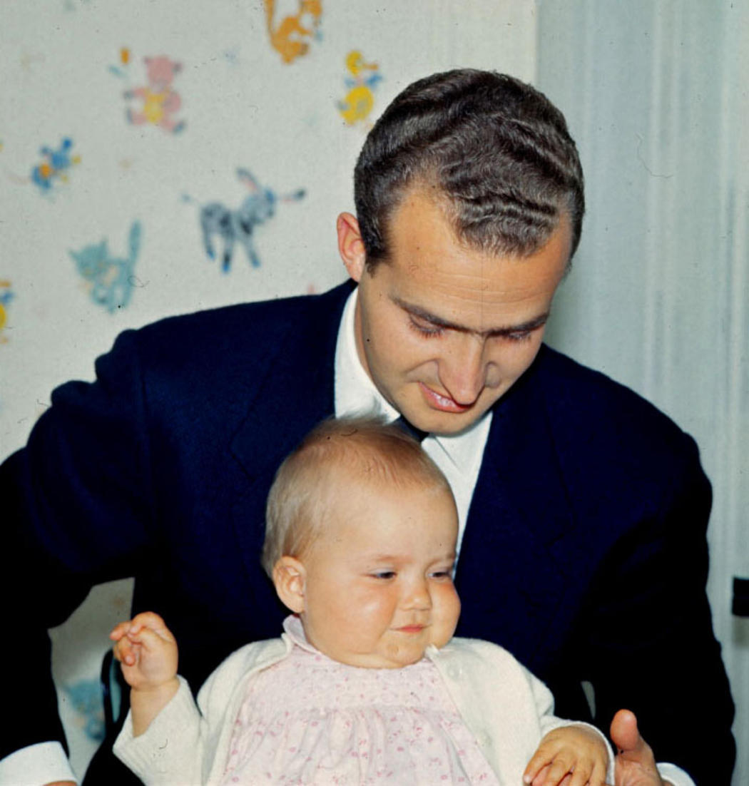 Juan Carlos con Cristina de bebé