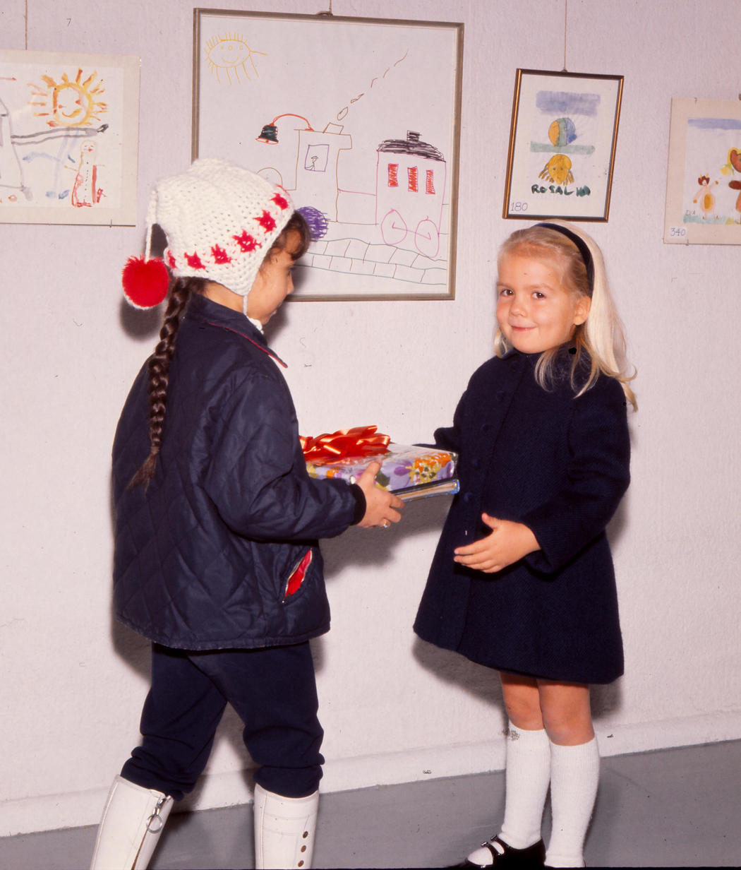 Cristina visita una exposición de dibujos infantiles