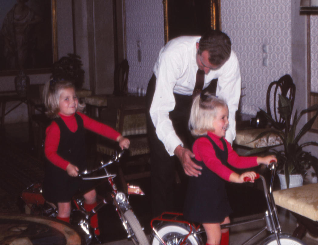 Juan Carlos enseñando a montar en bici