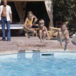 Elena, Cristina y Felipe saltan a la piscina