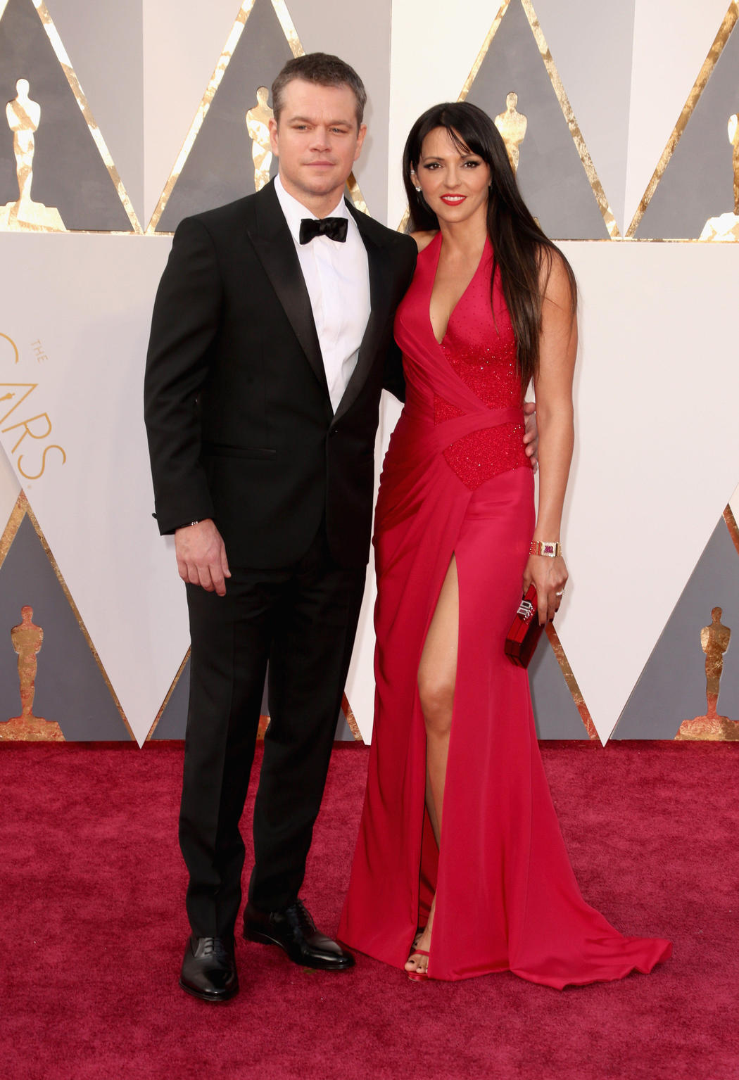 Matt Damon y su mujer en la alfombra roja de los Oscar 2016