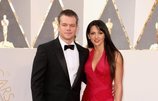 Matt Damon y su mujer en la alfombra roja de los Oscar 2016