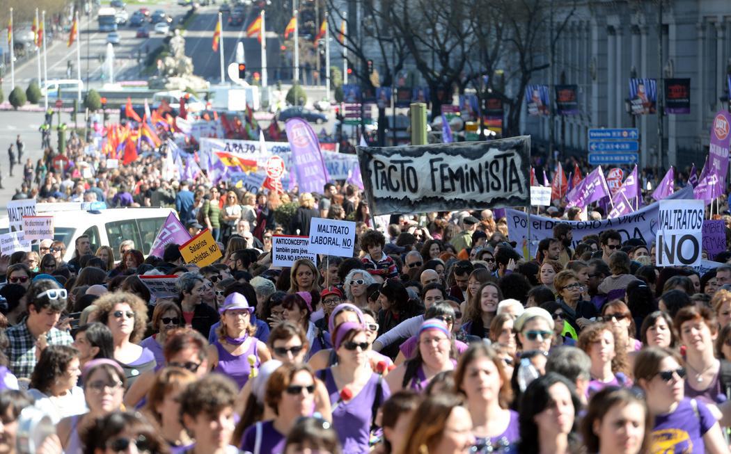 Una multitud sale a la calle por los derechos de la mujer en Madrid (España)