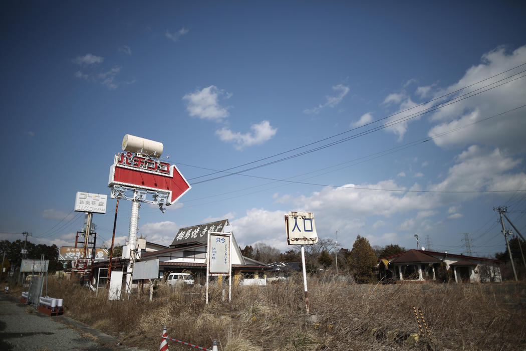 La maleza invade los comercios abandonados en Fukushima