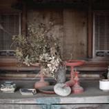 Un bodegón con objetos personales en el interior de un hogar de Fukushima