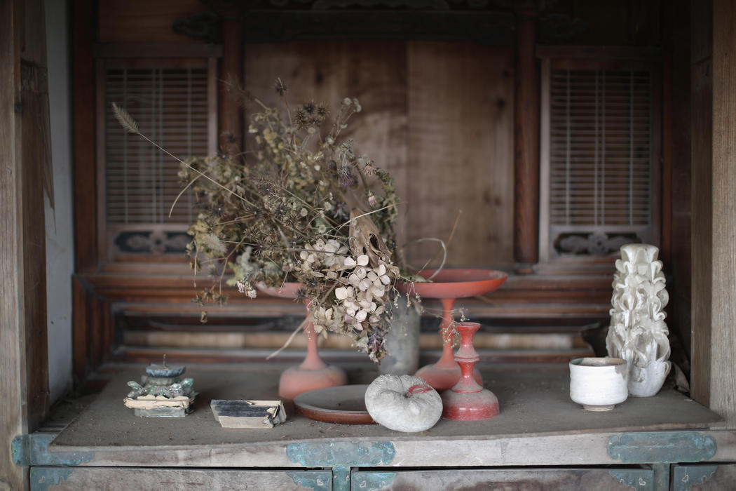 Un bodegón con objetos personales en el interior de un hogar de Fukushima