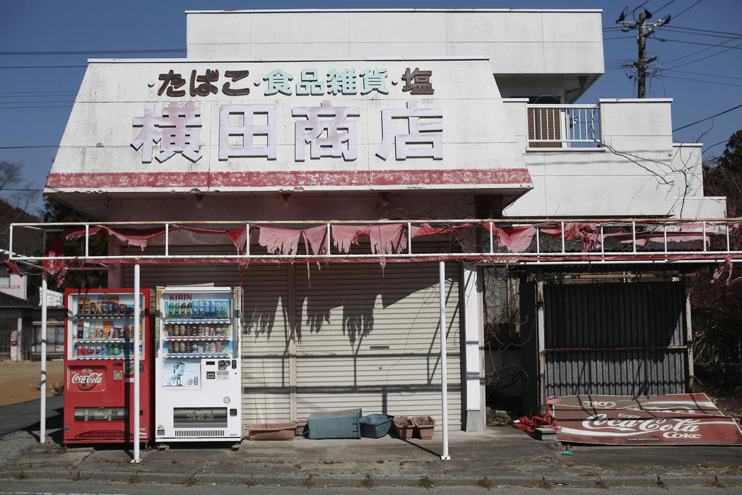 Un comercio de alimentación con la persiana bajada en Fukushima