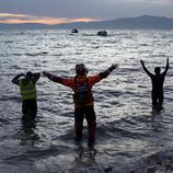 Voluntarios y socorristas ayudan a los refugiados en la costa de Lesbos