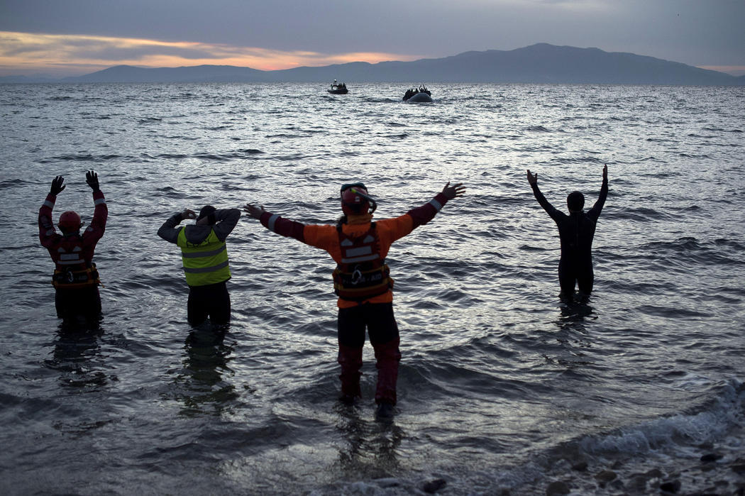 Voluntarios y socorristas ayudan a los refugiados en la costa de Lesbos