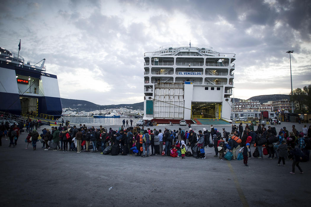 Los refugiados se amontonan en la frontera griega