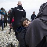 Una niña siria en brazos de su madre tras ser rescatadas