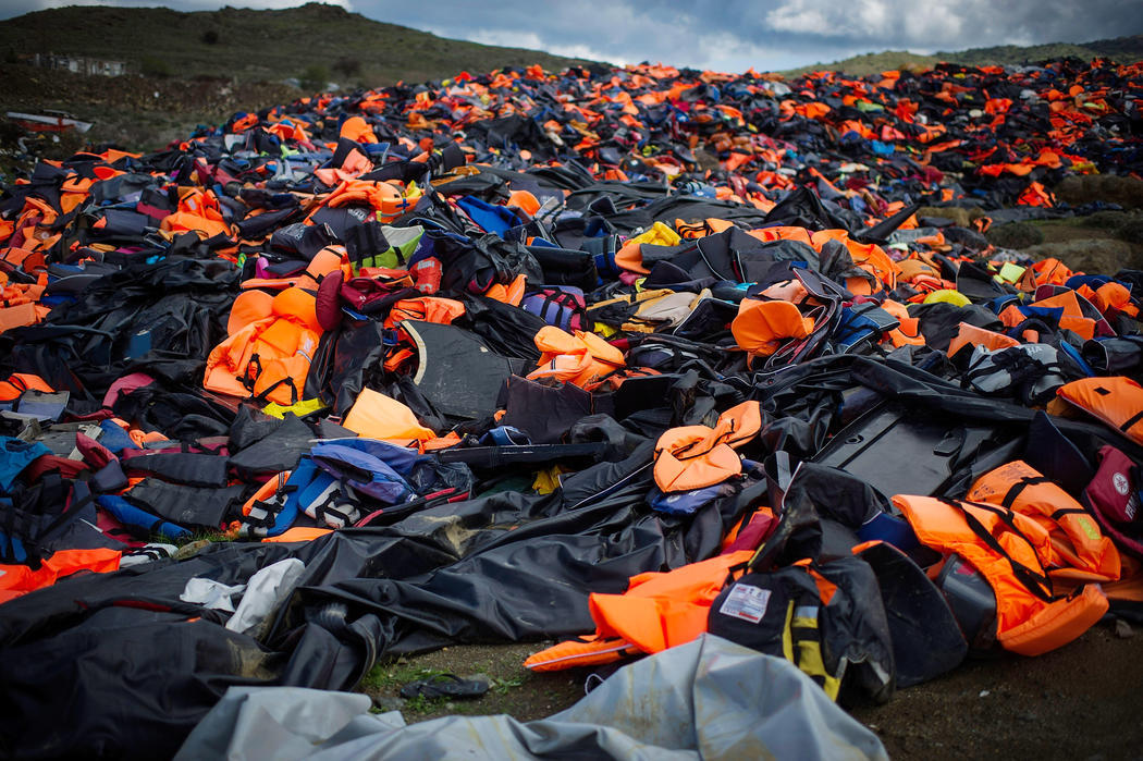Cientos de chalecos abandonados en las colinas de Mithymna