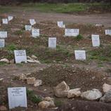 Un cementerio improvisado se alza por los refugiados que mueren en el mar