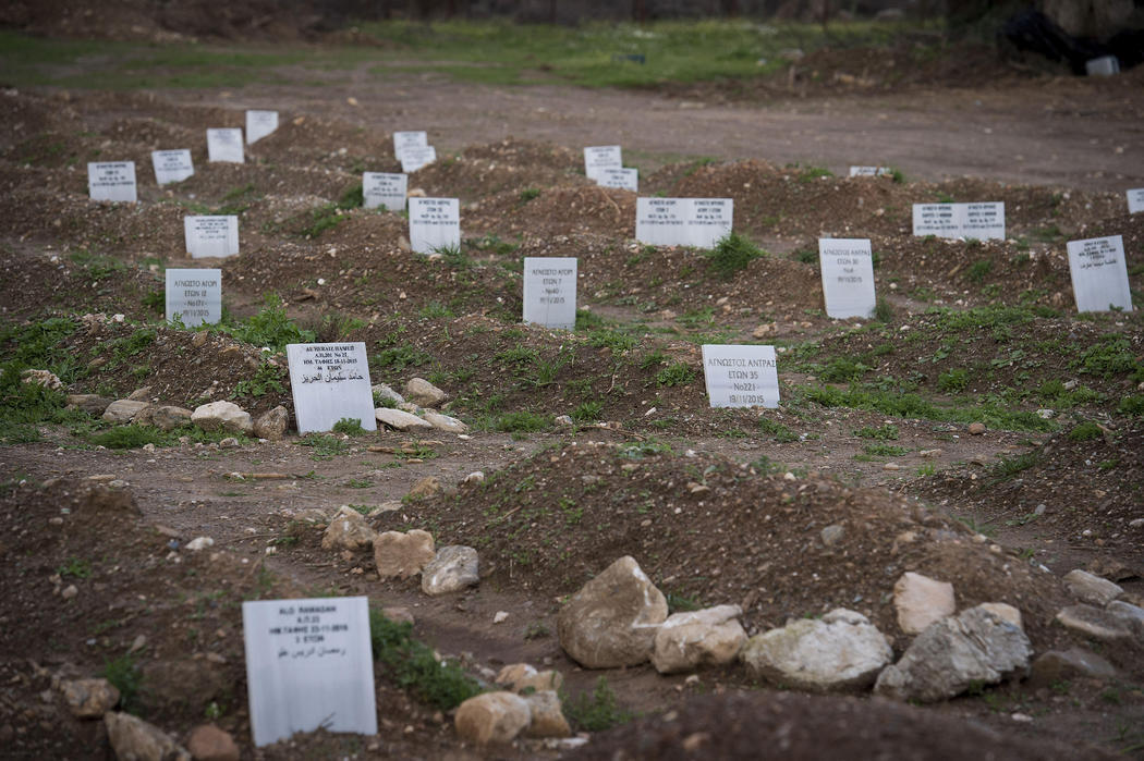 Un cementerio improvisado se alza por los refugiados que mueren en el mar