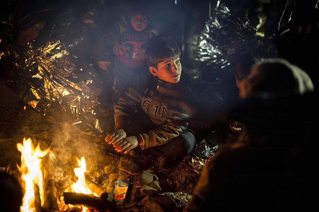 Niños y adultos se reúnen alrededor de una hoguera