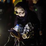 Una mujer afgana consulta su teléfono tras ser rescatada
