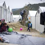 Unos niños juegan en el campo de refugiados de Moria