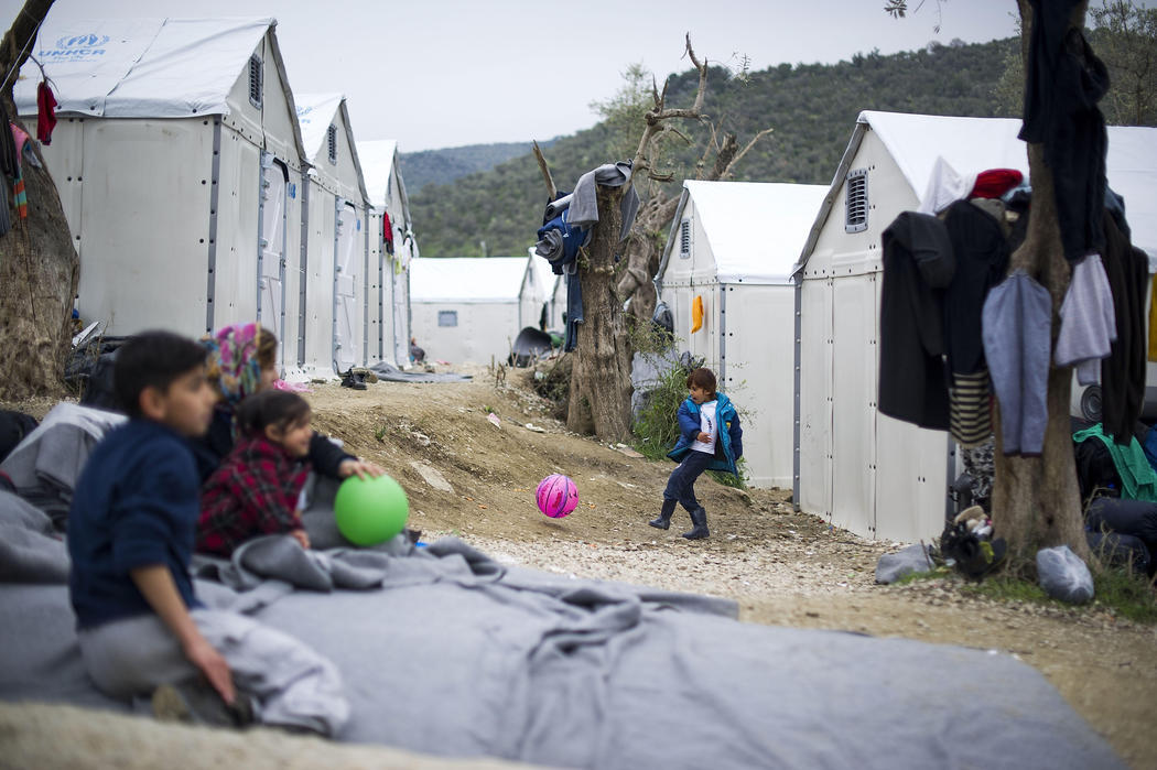 Unos niños juegan en el campo de refugiados de Moria