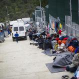 Refugiados esperan a ser alojados en el campo de Moria