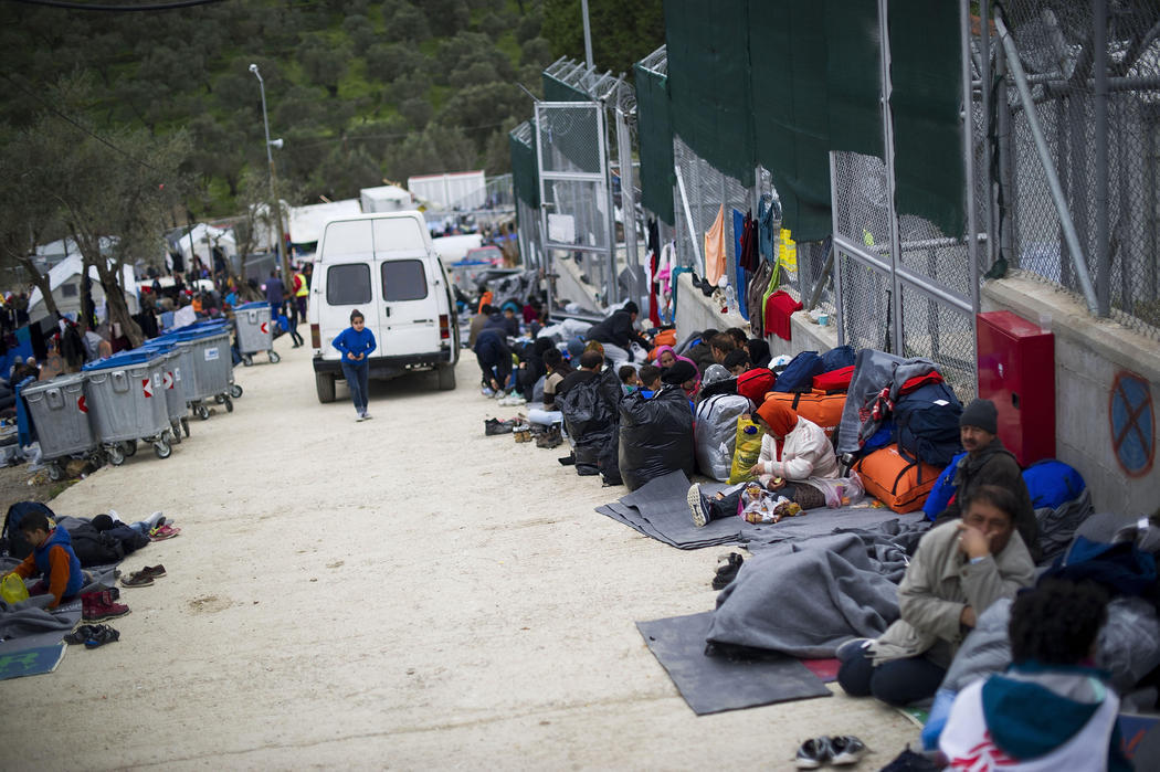 Refugiados esperan a ser alojados en el campo de Moria