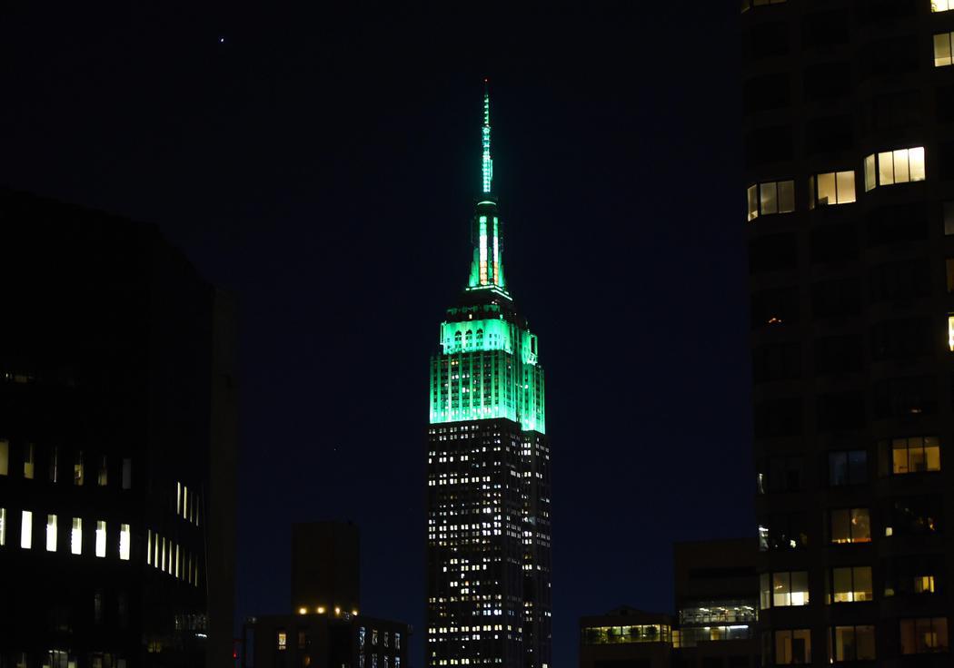 El Empire State se ilumina en color verde por el día de San Patricio (Nueva York)