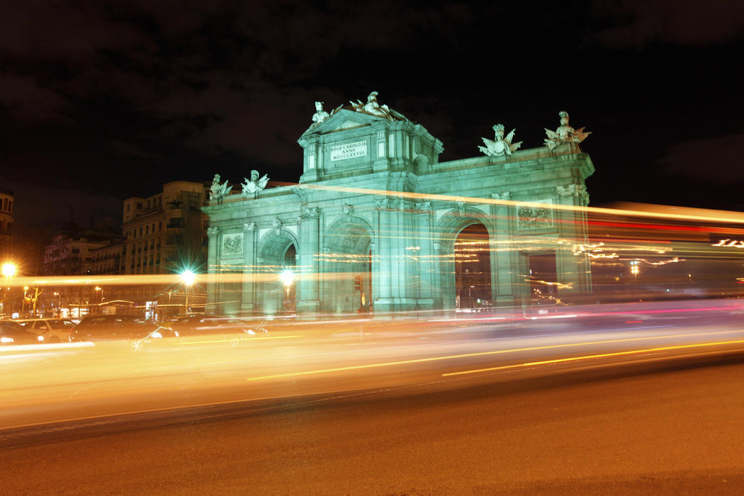 La Puerta de Alcalá se tiñe de verde (Madrid)