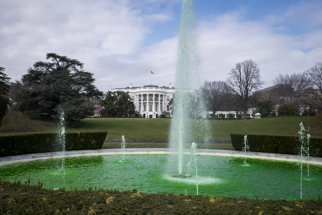 La fuente de la Casa Blanca se tiñe de verde (Washington)