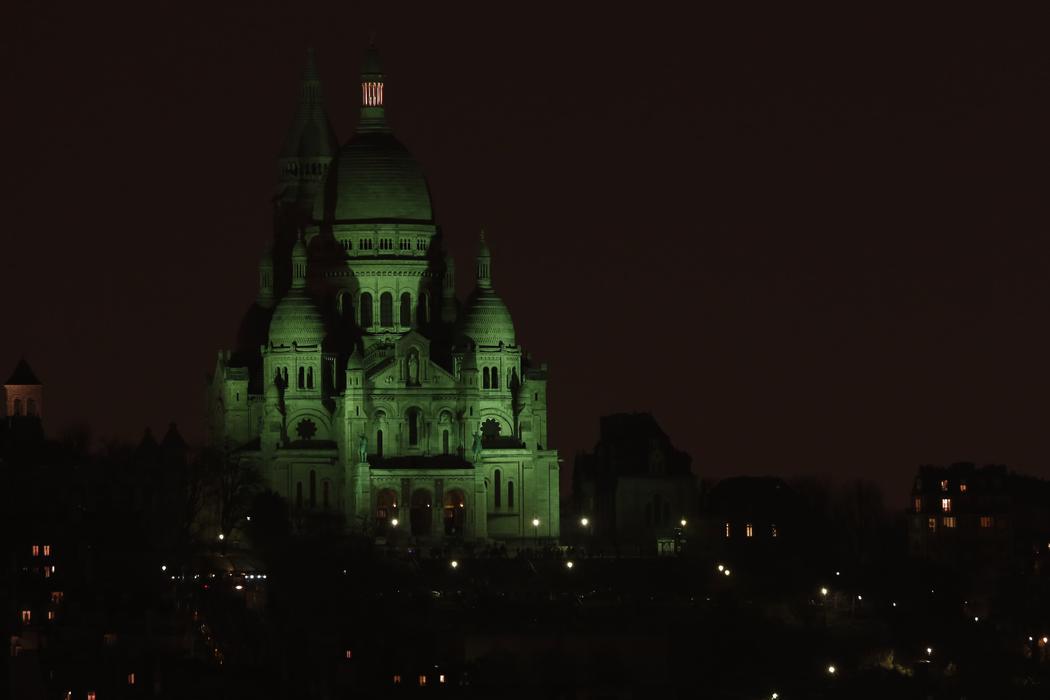 La Basílica del Sacre-Coeur se ilumina de verde (París)