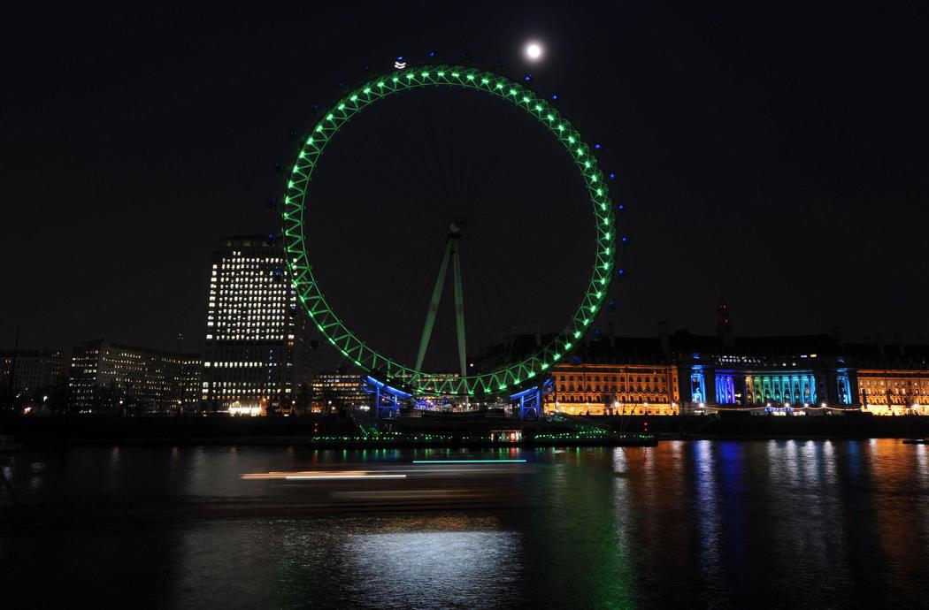 El London Eye se ilumina de verde (Londres)