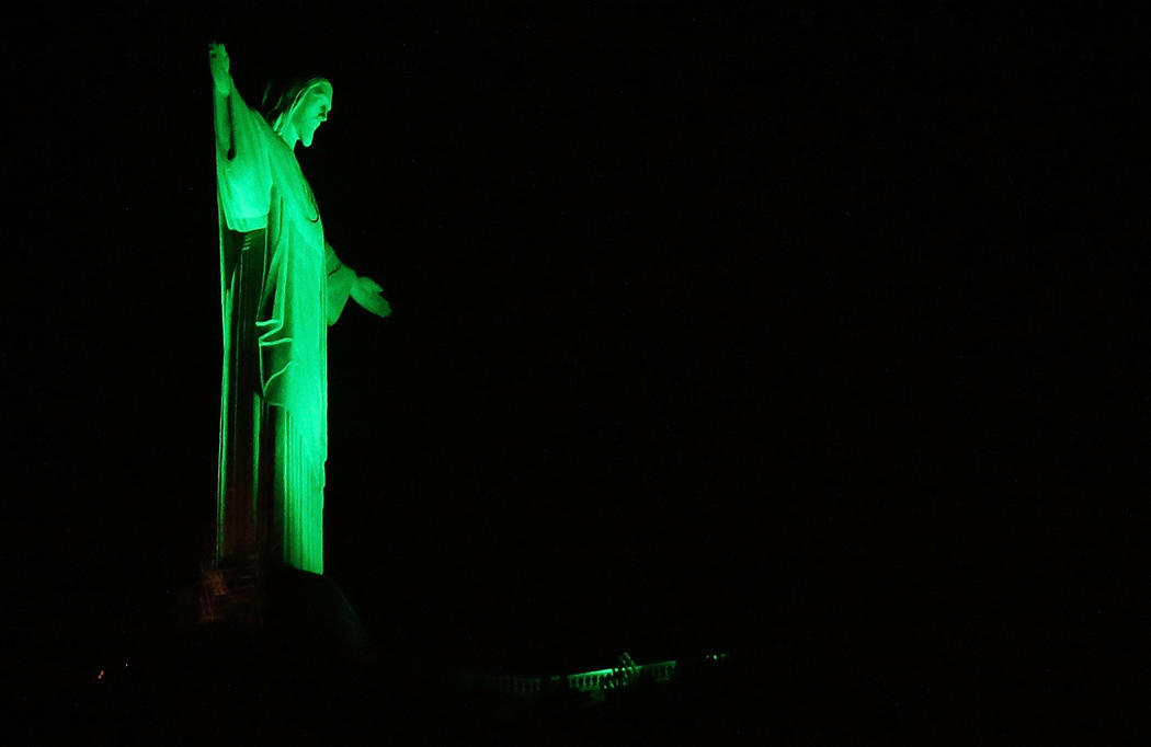 El Cristo de Corcovado se tiñe de verde (Brasil)