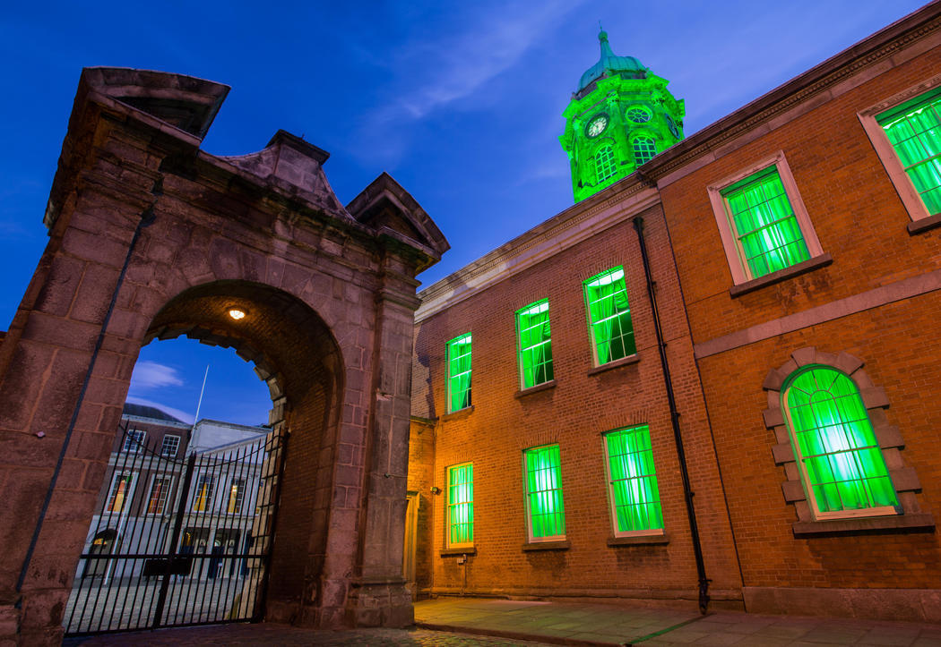 El castillo de Dublín se ilumina de verde (Dublín)