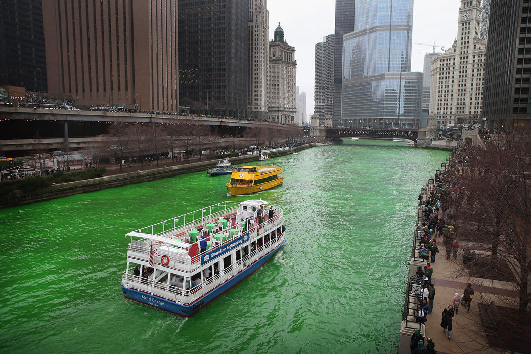 El río Chicago se tiñe de verde