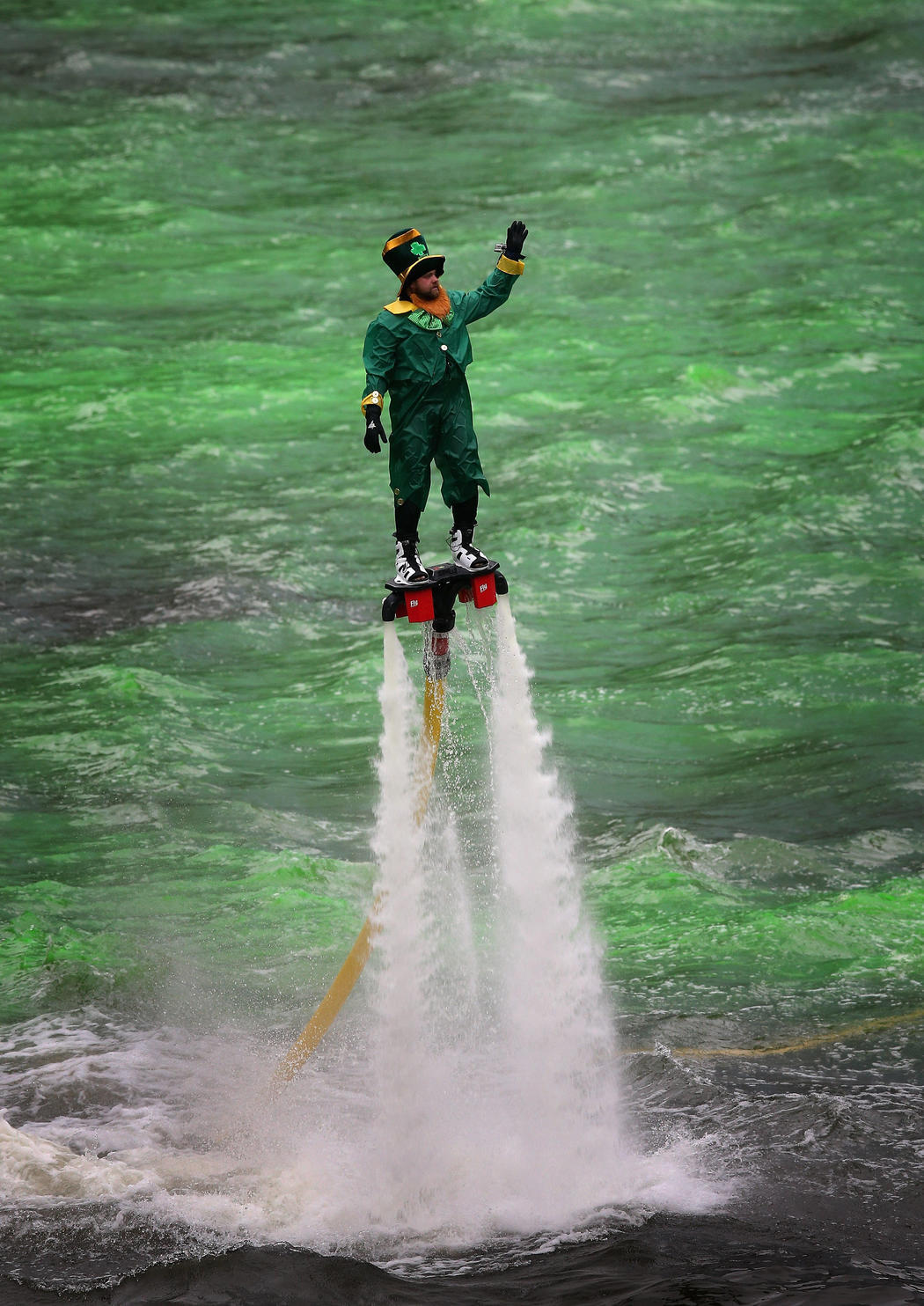 Un leprechaun practica flyboard en el río Chicago (Chicago)