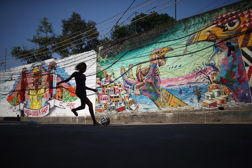 El arte urbano de Río vibra con el fútbol